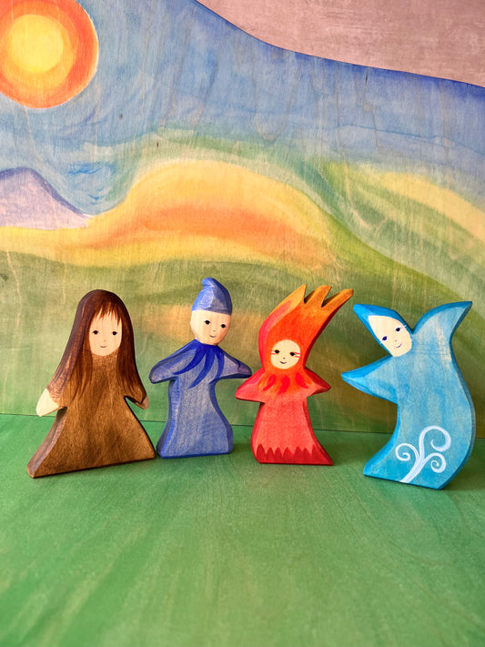 Vier Elemente Holzfiguren, handgemachtes Spielzeug das Feuer, Wasser , Erde und luft symbolisiert.